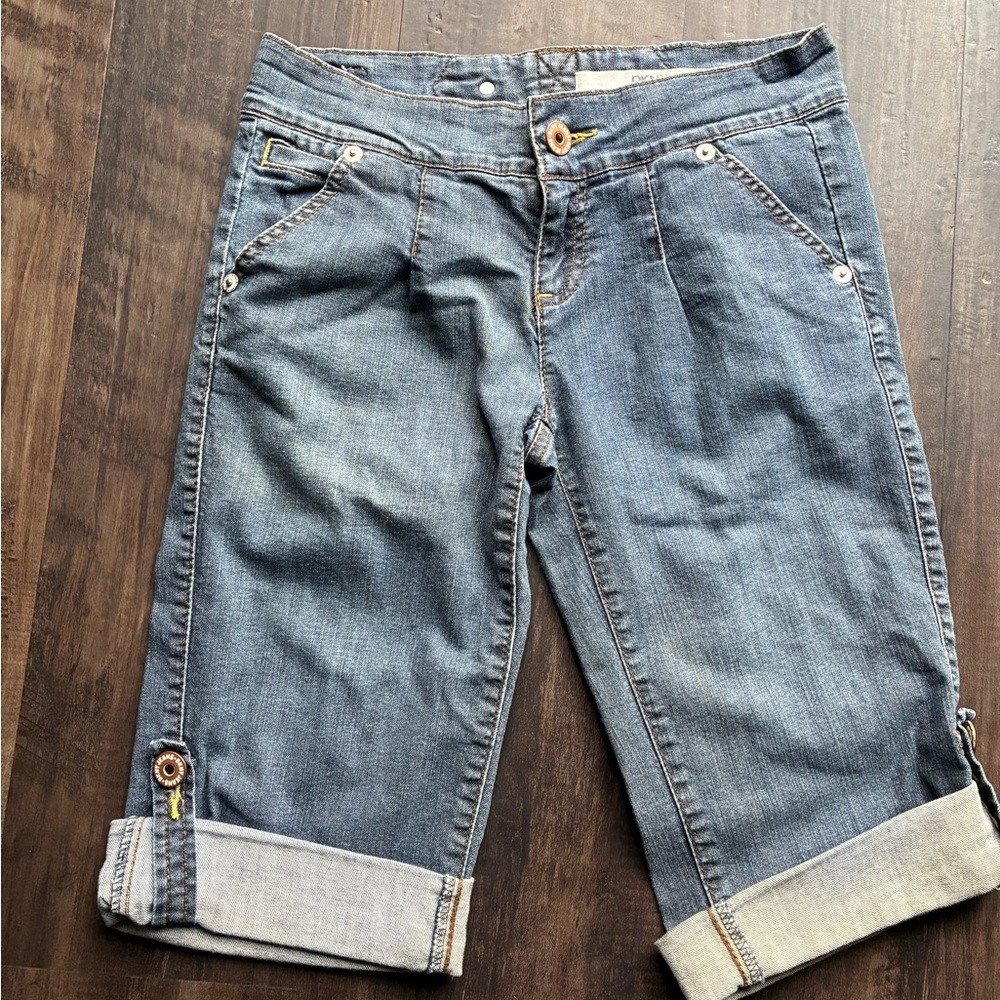 DKNY Cropped Blue Jeans with Rolled Cuffs